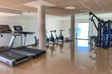 ISC Spanien Fitnessraum. Alle Teilnehmer dürfen in den Fitnessraum nur während ihrer Freizeit gehen.
