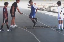 Thumbnail Übungen mit einem professionellen Trainer beim ISC Leichtathletikcamp
