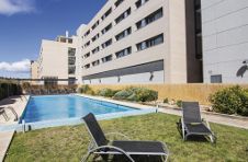 Thumbnail das Schwimmbad und der Erholungsraum in der ISC Spanien Unterkunft