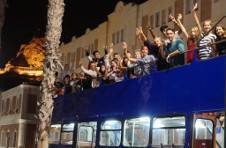 Thumbnail Internationale Teilnehmer bei einer Stadtführung mit Cabrio-bus