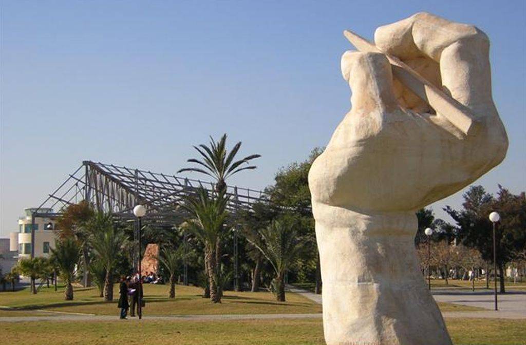Eine Skulptur an der Universität Alicante
