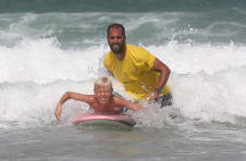 Thumbnail Internationaler Teilnehmer hat Spaß beim Surfen