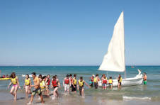 Thumbnail Teilnehmer beim Segeln auf einem Segelboot bei Alicante Sommercamp