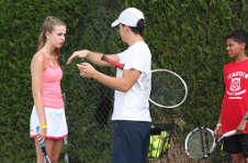 Thumbnail ISC Trainer beim Unterrichten bei unserem Tennis Sommercamp 