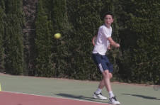 Thumbnail Trainer und Teilnehmer beim Ausüben der Tennis-Rückhand in Spanien