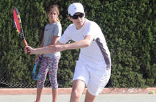 Thumbnail Trainer und Teilnehmer beim Ausüben der Tennis-Vorhand in Spanien
