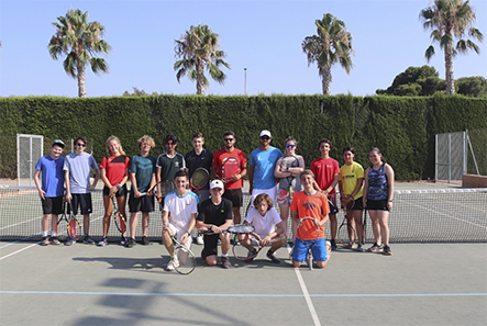 Thumbnail Internationale Teilnehmer beim Tennistraining auf dem Tennisspielfeld in Alicante