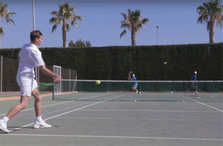 Thumbnail Trainer und Teilnehmer beim Ausüben der Tennis-Rückhand in Spanien