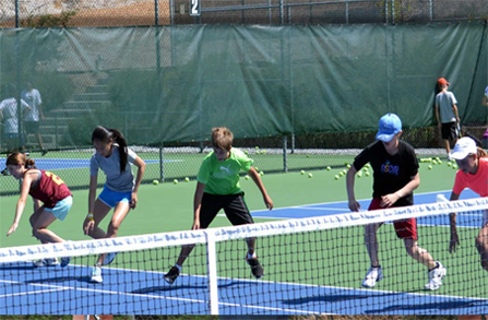 Thumbnail Trainer und Teilnehmer beim Ausüben der Tennis-Vorhand in Spanien