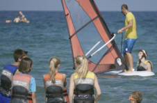 Thumbnail Die Windsurfen Techniken werden vom Trainer unterrichtet